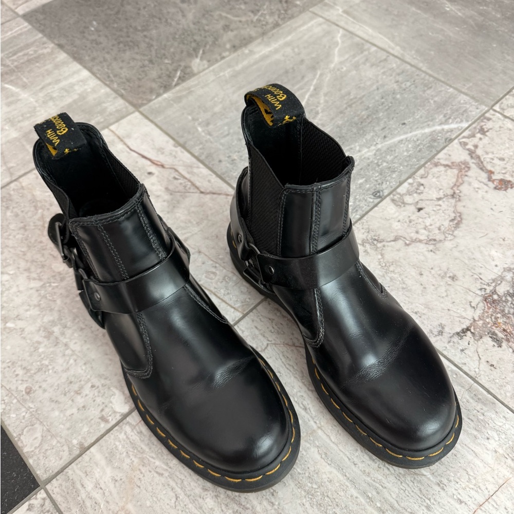 Dr. Martens WINCOX SMOOTH LEATHER BUCKLE BOOTS